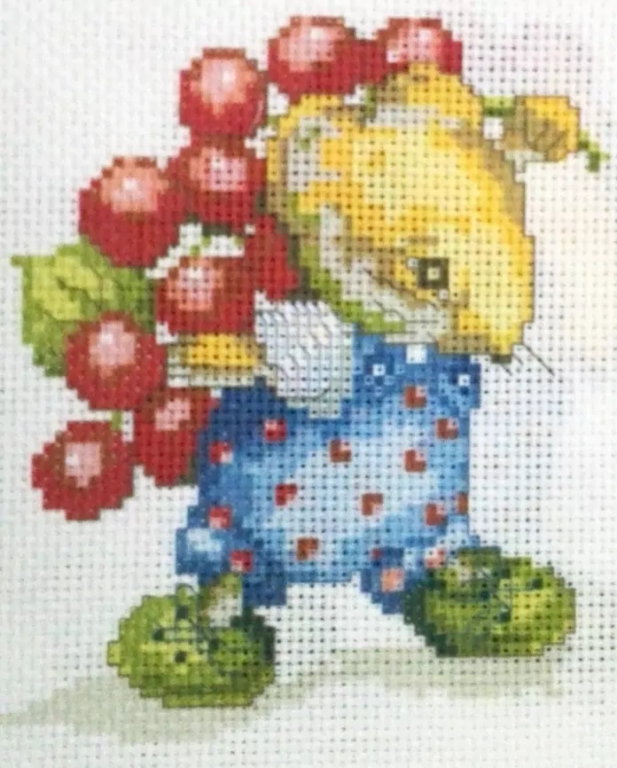 Мышонок с ягодами, схема на канве фото 1